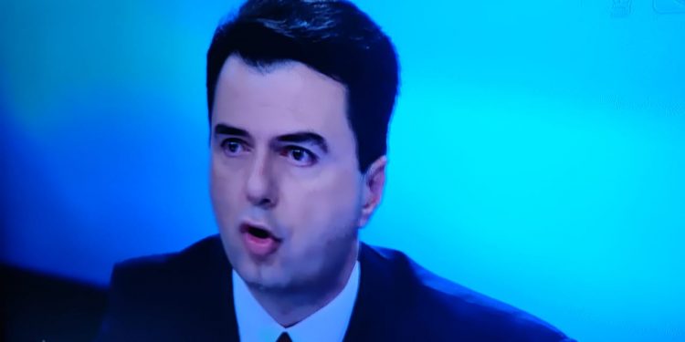 FOTO / Basha me sy të skuqura dhe me lot gjatë debatit për Berishën FOTO / Basha me sy të skuqura dhe me lot gjatë debatit për Berishën