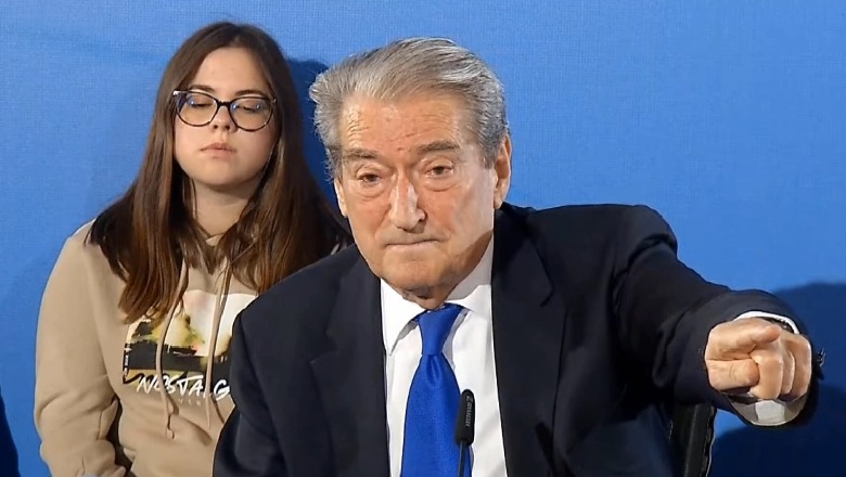 Laçjanët shkrihen gazit me “shakatë e kripura” të hallexhiut! Sali Berisha tregon përrallën e fundit, duke mbyllur vajtoren, për partinë e marrë peng nga argati