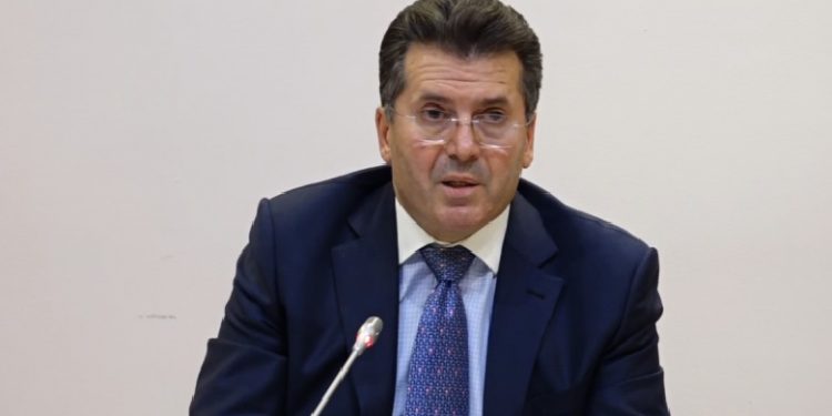 Muli xheloz për Faten që di anglisht Muli xheloz për Faten që di anglisht