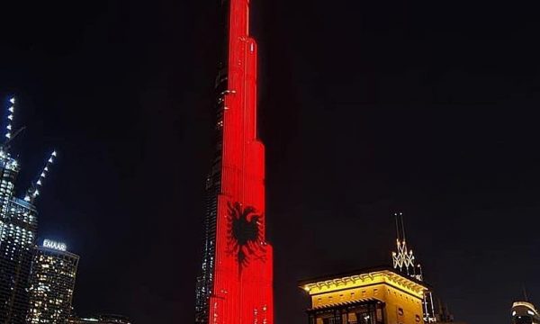 Dubai ‘vishet’ kuq e zi, ndërtesa më e lartë në botë ndriçohet me flamurin shqiptar