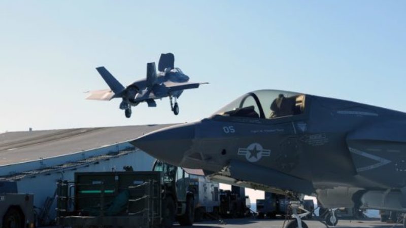 VIDEO/ Momenti kur avioni italian ulet në anije si të ishte helikopter VIDEO/ Momenti kur avioni italian ulet në anije si të ishte helikopter