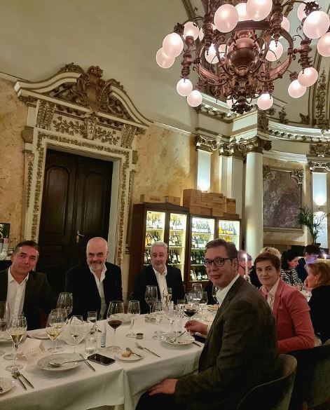 Vuçiç publikon foto nga darka me Ramën, kryeministrin e Malit të Zi dhe zv.kryeministrin e Maqedonisë së Veriut: Miqësi për të ardhmen e gjithë rajonit Vuçiç publikon foto nga darka me Ramën, kryeministrin e Malit të Zi dhe zv.kryeministrin e Maqedonisë së Veriut: Miqësi për të ardhmen e gjithë rajonit