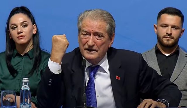 Saliarët me himnin “Dum babën”! Luftojmë për fitore”! Po s’patëm revole do t’iu hamë me dhëmbë (Video) Saliarët me himnin “Dum babën”! Luftojmë për fitore”! Po s’patëm revole do t’iu hamë me dhëmbë (Video)