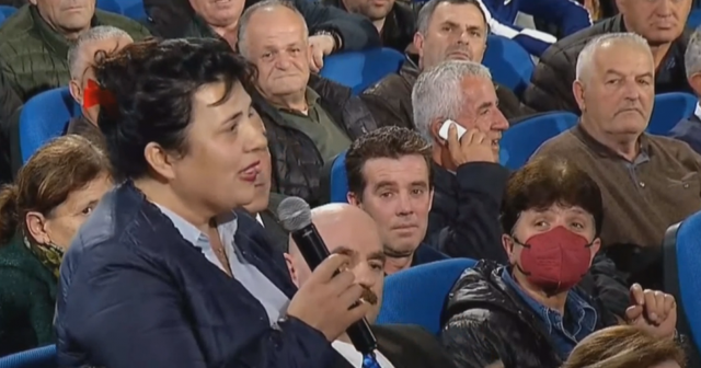 Perla nga “Foltorja”: Demokratja “vë në siklet” Sali Berishën: Të kam në zemër, të shoh në ëndrrat e mia si… Perla nga “Foltorja”: Demokratja “vë në siklet” Sali Berishën: Të kam në zemër, të shoh në ëndrrat e mia si…