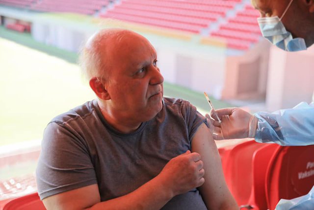 Doktori merr dozën e tretë të vaksinës, Kalo apel: Mos hezitoni, gojëligësitë mund t’ju yshtin…