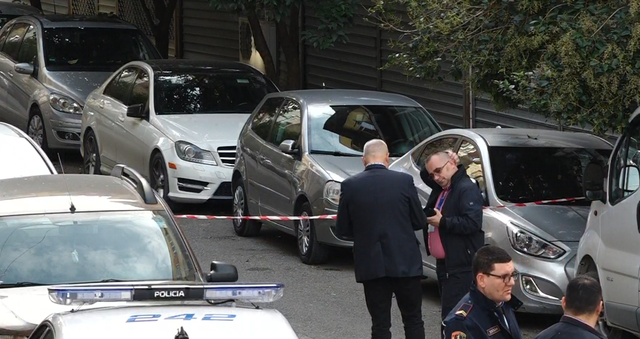 Një radio marrëse e mbështjellë me ngjitës të zi dyshohet se ra nga një mjet, Policia e Tiranës ‘blindon’ zonën dhe jep detajet pas alarmit për bombë