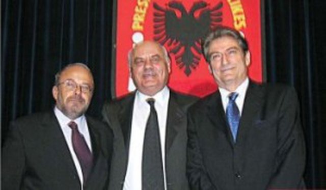 “Si e pajtova Fatos Nanon me Sali Berishën”?! Alfred Moisiu nxjerr prapaskenat politike dhe zbulon gabimin fatal që i kushtoi shumë të ardhmes së Shqipërisë “Si e pajtova Fatos Nanon me Sali Berishën”?! Alfred Moisiu nxjerr prapaskenat politike dhe zbulon gabimin fatal që i kushtoi shumë të ardhmes së Shqipërisë