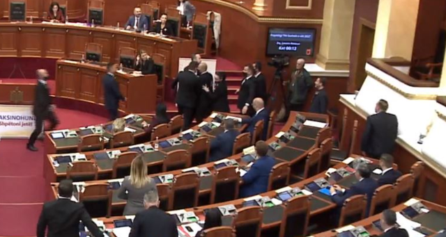 A je ti në dosjen e Rezart Taçit?! “Babalja”, shpifsi i çertifikuar nga gjykata Salianji del bllof, përplasje fizike me Braçen pas akuzave, ndërhyn garda