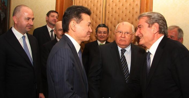 A i’a dha Berisha uzinën e Ballshit?! Taçi: Ofruam ofertën 128 mln para kamerave, nuk shikoj ku zoti Berisha… A i’a dha Berisha uzinën e Ballshit?! Taçi: Ofruam ofertën 128 mln para kamerave, nuk shikoj ku zoti Berisha…