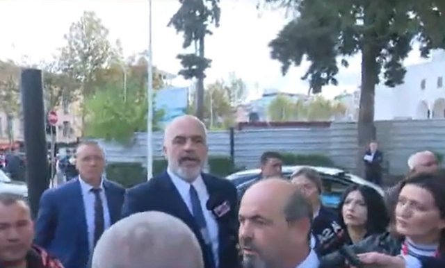 Po hynte për në Kuvend, Rama përballet me pritën e papritur! Kryeministri merr vendimin e menjëhershëm dhe i befason të gjithë: Të vijë edhe ai që kishte ngritur dy gishtat lartë! Po hynte për në Kuvend, Rama përballet me pritën e papritur! Kryeministri merr vendimin e menjëhershëm dhe i befason të gjithë: Të vijë edhe ai që kishte ngritur dy gishtat lartë!