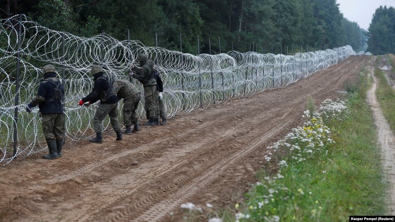“Dëshiron të shkaktojë një incident të madh”/ Ç’po ndodh? Polonia ka vendosur një gjendje të jashtëzakonshme në kufi dhe po rrit sigurinë me Bjellorusinë, pamjet tregojnë burra e gra të shoqëruar nga persona të armatosur