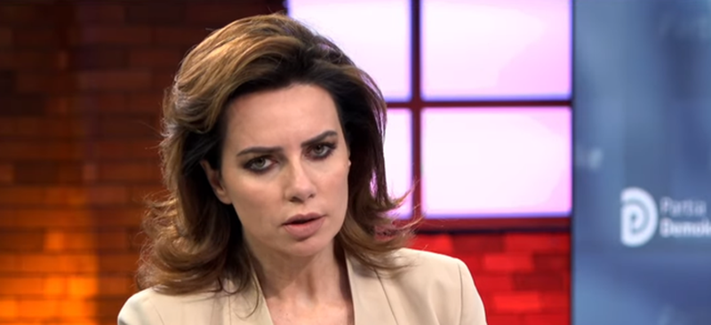 Nxehet situata brenda selisë blu! Deputeti i PD-së i përgjigjet ‘flakë për flakë’ Grida Dumës dhe nxjerr prapaskenat: Ti mikja ime më kujton historinë e atij fakirit që i vodhën lopën!