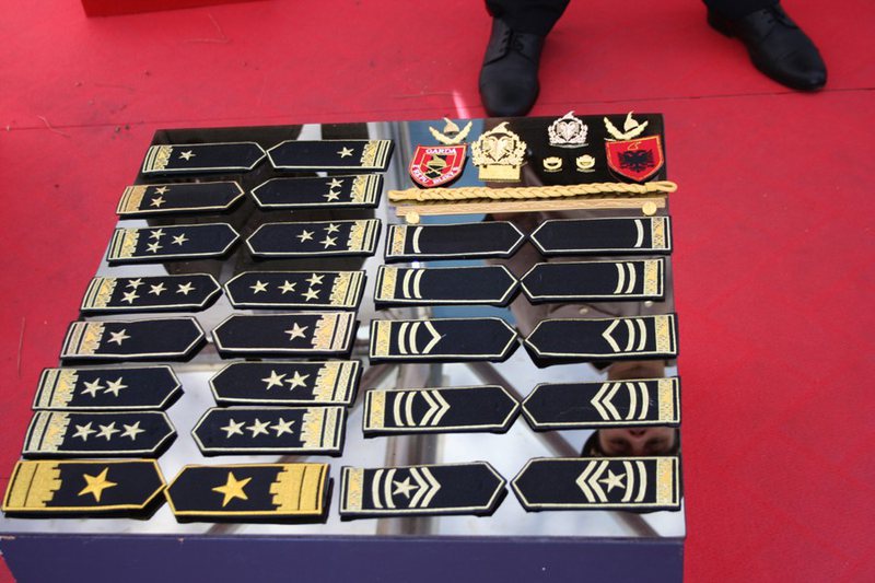 Çudira nga policia shqiptar! Bllokimi i konkurseve si menyrë gradimet qesharake mbajnë në krye të policisë të njëjtët drejtorë pensionist! Çudira nga policia shqiptar! Bllokimi i konkurseve si menyrë gradimet qesharake mbajnë në krye të policisë të njëjtët drejtorë pensionist!