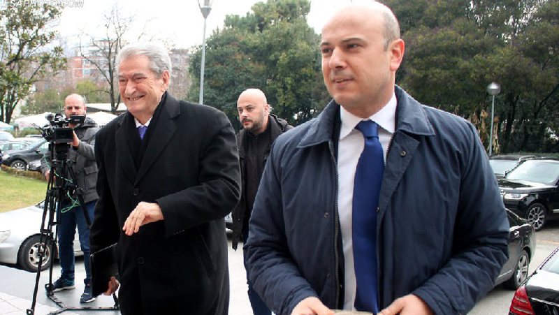 Drejtësia e re shqetëson Berishën, shton sulmet ndaj reformës dhe sfidon amerikanët, i del në krah edhe dhëndri Drejtësia e re shqetëson Berishën, shton sulmet ndaj reformës dhe sfidon amerikanët, i del në krah edhe dhëndri