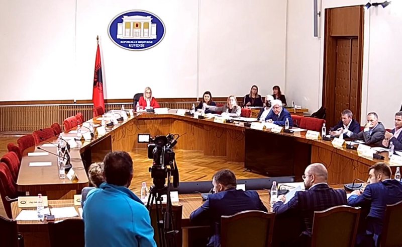 Fatmir Xhafaj kundër Edi Ramës për zgjatjen e vetingut, mazhoranca i drejtohet Komisionit të Venecias