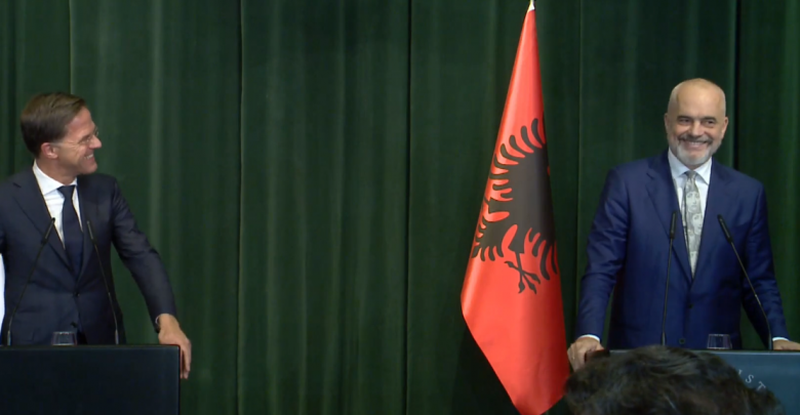 “Duket sikur Hollanda e fitoi sot kupën e botës”! Rama batuta me kryeministrin holandez në konferencën LIVE, Rutte habitet nga ato që shikon në rrugët e vendit tonë: Qenkan të mbushur me… “Duket sikur Hollanda e fitoi sot kupën e botës”! Rama batuta me kryeministrin holandez në konferencën LIVE, Rutte habitet nga ato që shikon në rrugët e vendit tonë: Qenkan të mbushur me…