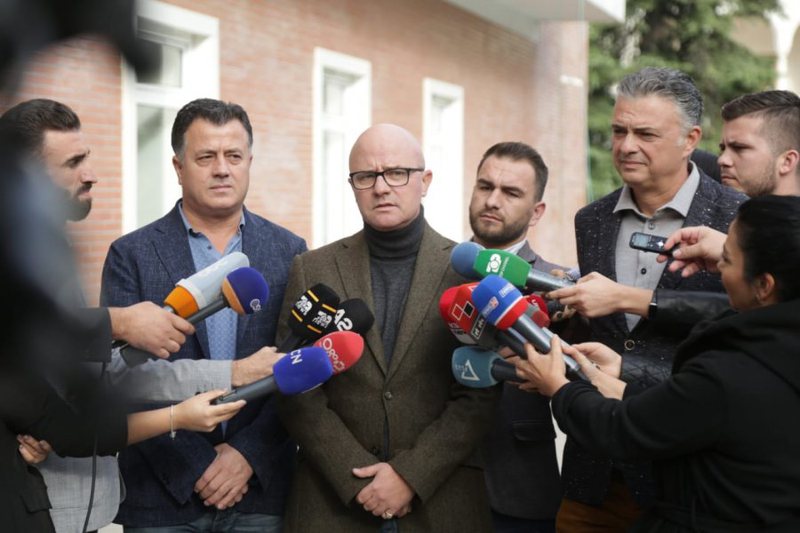 “Puçist je vetë”! Berishisti Strazimiri në sulm ndaj Lulit: Shko tek zyra e Palokës nëse do t’i shohësh firmat “Puçist je vetë”! Berishisti Strazimiri në sulm ndaj Lulit: Shko tek zyra e Palokës nëse do t’i shohësh firmat