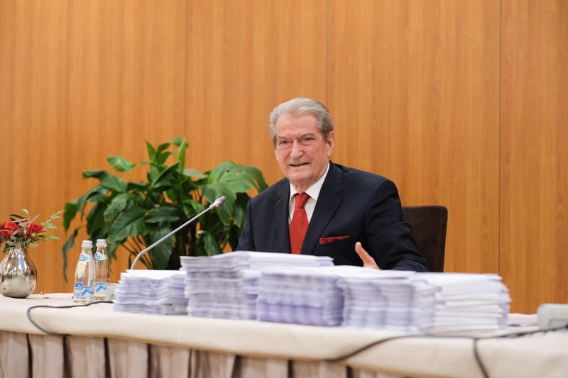 Berisha ndjen erën e burgut, ja çfarë fshihet pas alarmit për të mbledhur Kuvendin, vizita e ekipit amerikan dhe deklaratat e Kim-Escobar kanë futur në panik ish-kreun e PD