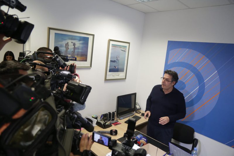 Paloka hap ‘kasafortën’ e firmave, live para gazetarëve: Po keni durim shikojini por jo të dhënat personale…janë sekret! Verifikimin e bënë Komisioni i verifikimit të mandateve në Kuvend Paloka hap ‘kasafortën’ e firmave, live para gazetarëve: Po keni durim shikojini por jo të dhënat personale…janë sekret! Verifikimin e bënë Komisioni i verifikimit të mandateve në Kuvend