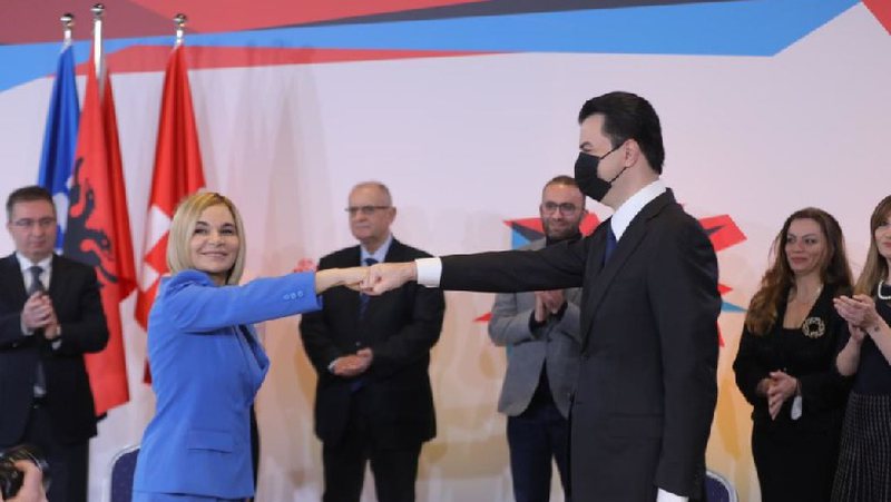 Forcohet aleanca anti-SHBA! Meta hedh besnikët e tij në sulm ndaj Bashës dhe i del në krah Berishës: Spaho rreshtohet në mbështetje të LSI Forcohet aleanca anti-SHBA! Meta hedh besnikët e tij në sulm ndaj Bashës dhe i del në krah Berishës: Spaho rreshtohet në mbështetje të LSI