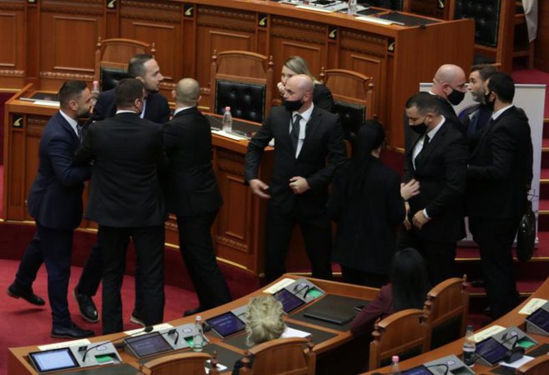 Zbardhen në Kuvend përgjimet e “Cosa Nostra”-s! Zv/kryeministri presion Drejtorit të Pastrimit të Parave për transfertën e 18 mln eurove Zbardhen në Kuvend përgjimet e “Cosa Nostra”-s! Zv/kryeministri presion Drejtorit të Pastrimit të Parave për transfertën e 18 mln eurove