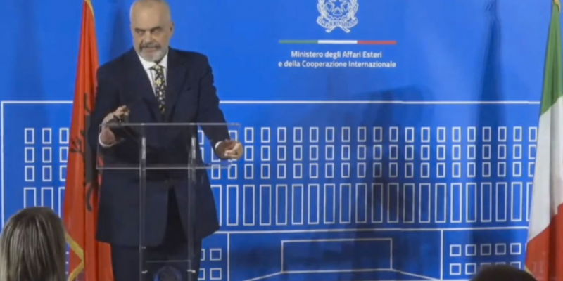 Rama në konferencë me Di Maion: Shpresoj që ambasadori italian të mos e lërë Shqipërinë pa marrë pasaportën shqiptare siç bëri…! Rama në konferencë me Di Maion: Shpresoj që ambasadori italian të mos e lërë Shqipërinë pa marrë pasaportën shqiptare siç bëri…!