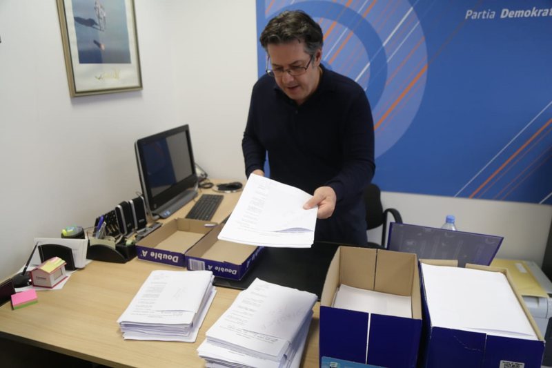 Thellohet skandali! Berisha në “gjunjë” para Bashës: I Lutet t’i verifikojnë bashkë firmat Thellohet skandali! Berisha në “gjunjë” para Bashës: I Lutet t’i verifikojnë bashkë firmat