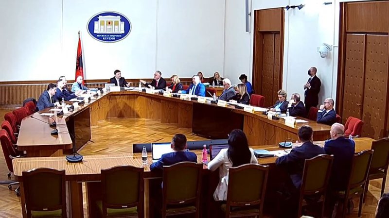 Hetimi për 25 prillin si alibi për humbjen! Institucionet nuk i japin informacione komisionit: PD mbron “grupet paramilitare” duke i quajtur…. patronazhistë Hetimi për 25 prillin si alibi për humbjen! Institucionet nuk i japin informacione komisionit: PD mbron “grupet paramilitare” duke i quajtur…. patronazhistë