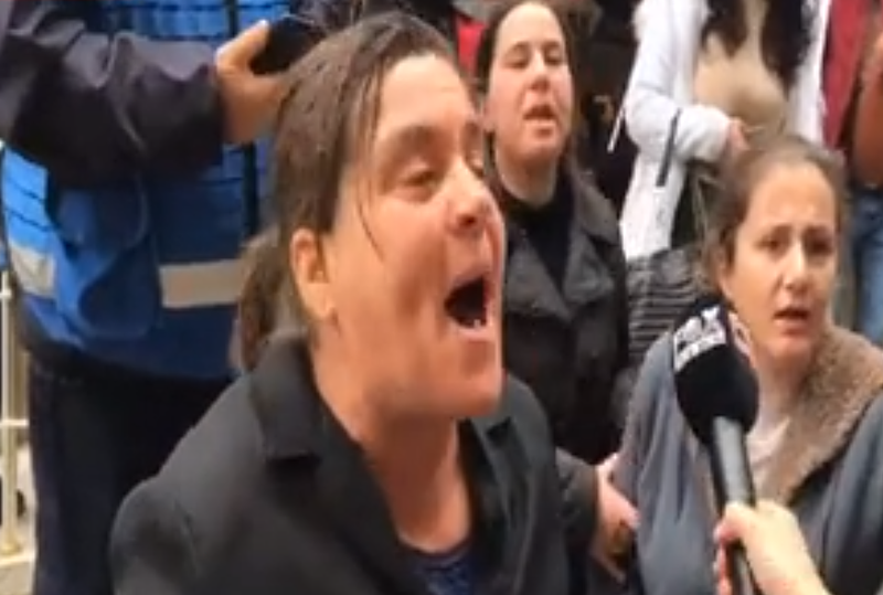 Tensione në Gjykatën e Fierit! Familjarët e Mateos hyjnë me dhunë në godinën ku do zhvillohet seanca gjyqësore dhe shkatërrojnë çdo gjë që u del para Tensione në Gjykatën e Fierit! Familjarët e Mateos hyjnë me dhunë në godinën ku do zhvillohet seanca gjyqësore dhe shkatërrojnë çdo gjë që u del para