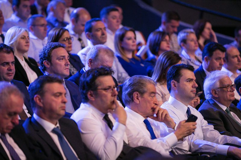 Berisha në gjunjë para Bashës! Paloka anashkalon firmat dhe kërkon votim për udhëheqësin e ri të partisë