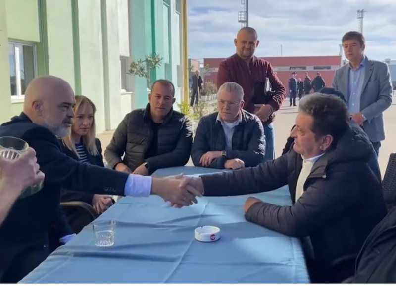 “Mbaje mend fjalën time”, Rama shtrëngon duart me peshkatarët dhe u jep premtimin e MADH: Bëni delegacionin, do ju çoj unë në…