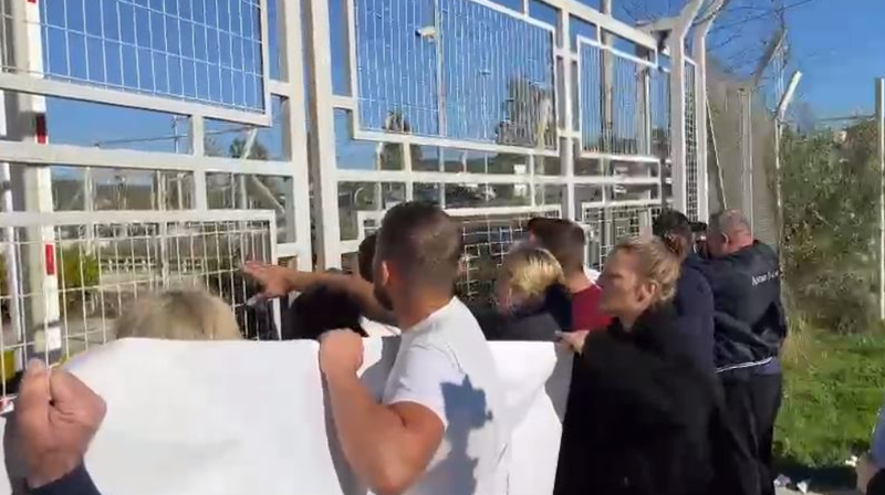 Degradon situata në Vlorë: Familjarët e 8-vjeçarit gjuajnë me gurë godinën dhe tentojnë të hyjnë brenda burgut, nëna e Mateos i merr radion policit dhe…(Video) Degradon situata në Vlorë: Familjarët e 8-vjeçarit gjuajnë me gurë godinën dhe tentojnë të hyjnë brenda burgut, nëna e Mateos i merr radion policit dhe…(Video)