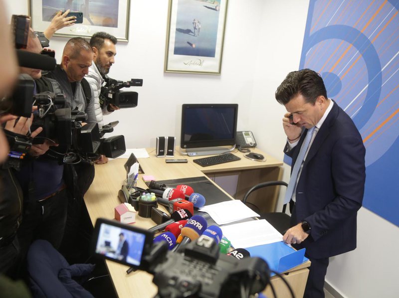 Përplasje mes demokratëve, degët konfirmojnë blofin me firmat e 11 dhjetorit, rrëzojnë Shehajn për verifikimin e formularëve Përplasje mes demokratëve, degët konfirmojnë blofin me firmat e 11 dhjetorit, rrëzojnë Shehajn për verifikimin e formularëve