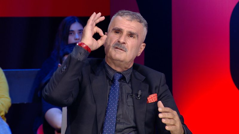 “O vulëhumbur, s’jam djalë i një spiuni si ti, yt atë është në listën e zezë të USA! Kush është ish deputeti djali i spiunit sipas Gjuzit?! “O vulëhumbur, s’jam djalë i një spiuni si ti, yt atë është në listën e zezë të USA! Kush është ish deputeti djali i spiunit sipas Gjuzit?!