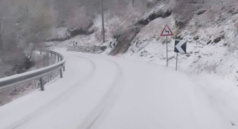 Zyrtarisht në dimër! Bien reshjet e para të borës në qarkun e Korçës