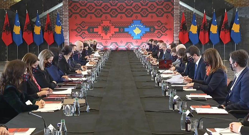 “Pse e mbani këtë lejen, hiqeni”! Rama ia thotë troç ministrit të Brendshëm të Kosovës: Është pengesë psikologjike! Ndërhyn Çuçi: S’ka nevojë për…