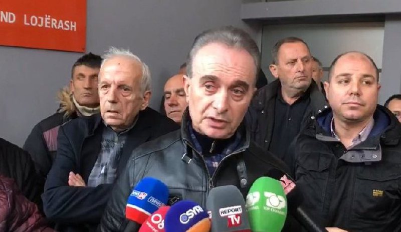 Kundërshtarët e Bashës nisin tentativat për të marrë me dhunë PD-në, militantët e Fierit mësyjnë në seli për të marrë kontrollin e degës Kundërshtarët e Bashës nisin tentativat për të marrë me dhunë PD-në, militantët e Fierit mësyjnë në seli për të marrë kontrollin e degës