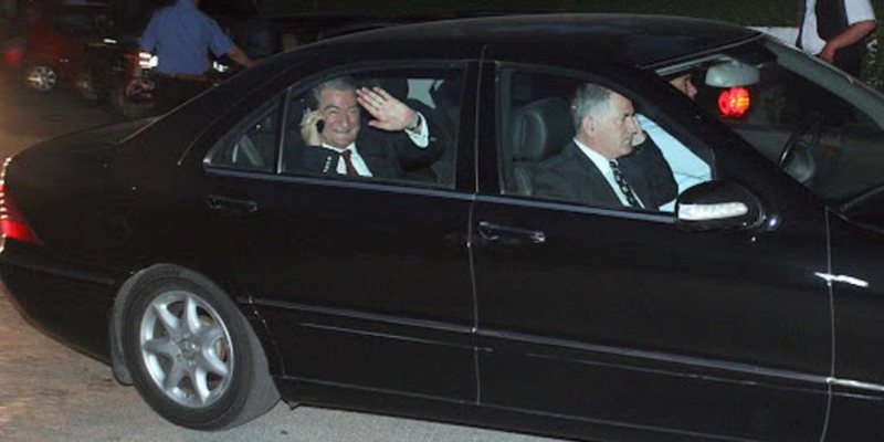 Aksidenti me eskortën private të “non grata” Berishës! Ngjarja merr një tjetër kthesë: Kamerat e sigurisë rrëzojnë “rojen trim” dhe zbulojnë të vërtetën! Aksidenti me eskortën private të “non grata” Berishës! Ngjarja merr një tjetër kthesë: Kamerat e sigurisë rrëzojnë “rojen trim” dhe zbulojnë të vërtetën!