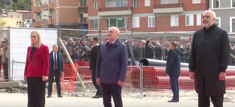 Rama “aksidentalisht” krah për krah me Ilir Metën Rama “aksidentalisht” krah për krah me Ilir Metën