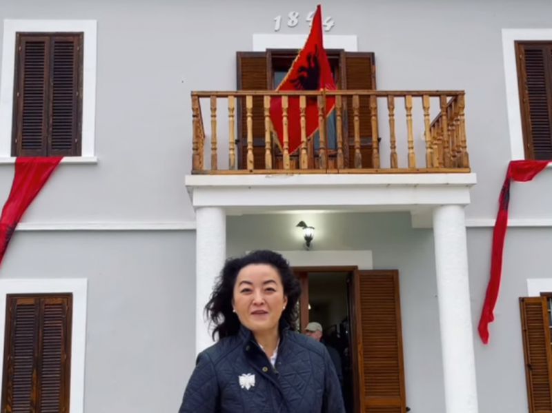 E veshur kuq e zi, ambasadorja e SHBA jep mesazhin e FUQISHËM nga Vlora: Asgjë nuk mund të na ndalojë E veshur kuq e zi, ambasadorja e SHBA jep mesazhin e FUQISHËM nga Vlora: Asgjë nuk mund të na ndalojë