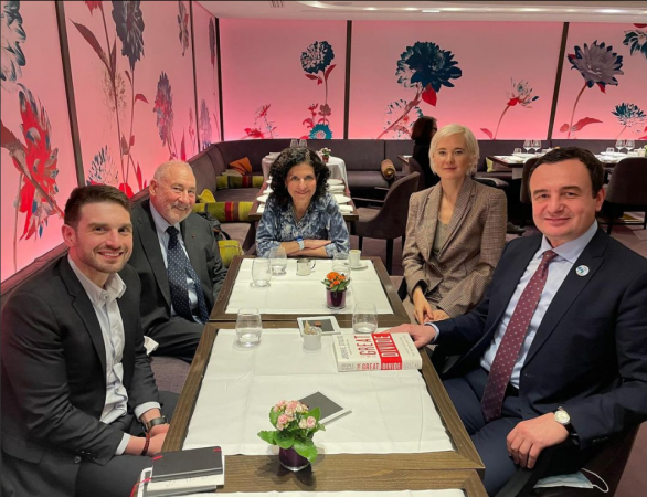 “Ribashkim i këndshëm me miqtë tanë të përbashkët”, Alex Soros publikon foto nga takimi me Albin Kurtin dhe bashkëshorten e tij “Ribashkim i këndshëm me miqtë tanë të përbashkët”, Alex Soros publikon foto nga takimi me Albin Kurtin dhe bashkëshorten e tij