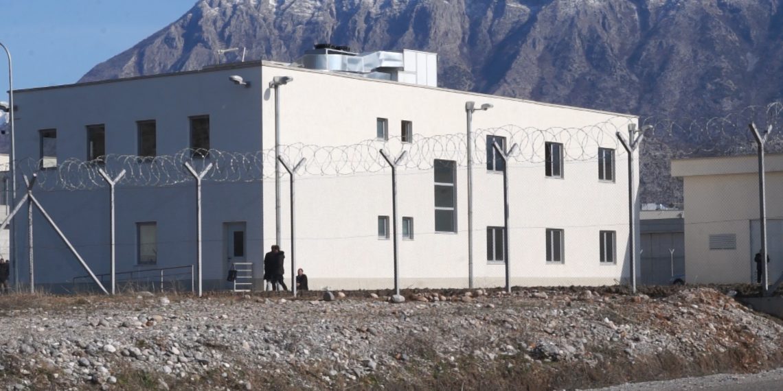 Ekskluzive! Skandal me gardianët e burgjeve! 153 të dënuar ruanin të burgosurit, shumica janë ende në detyrë