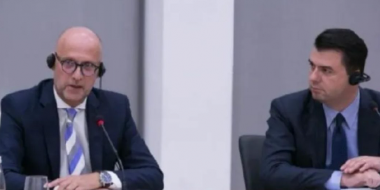 Dikur e kishte këshilltar, Martin Henze i kthehet ashpër Bashës: Anti-amerikan, po bashkëpunon me rusët dhe serbët Dikur e kishte këshilltar, Martin Henze i kthehet ashpër Bashës: Anti-amerikan, po bashkëpunon me rusët dhe serbët