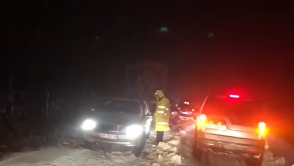Stuhitë e shiut dhe borës vështirësojnë qarkullimin e mjeteve, autoritetet: Ndalohet kalimi në rrugën e Arbrit dhe Qafë Murrizë pa zhinxhirë Stuhitë e shiut dhe borës vështirësojnë qarkullimin e mjeteve, autoritetet: Ndalohet kalimi në rrugën e Arbrit dhe Qafë Murrizë pa zhinxhirë