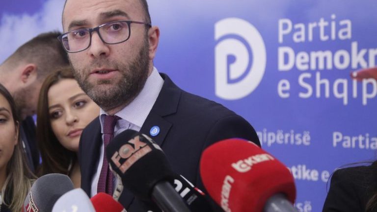 Gaz Bardhi i bënë presion Berishës: Nëse i ke firmat silli t’i verifikojmë… ta dimë janë apo s’janë gjallë