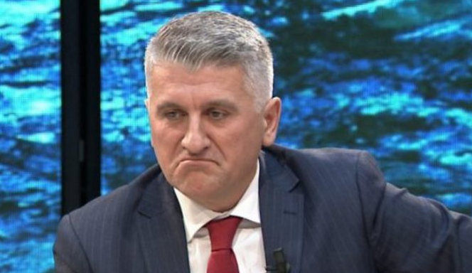 Agron Gjekmarkaj, letër Bledi Çuçit dhe Gledis Nanos: Po na vjedhin pulat, lopët, derrat, mjaltin, na ndihmoni! Agron Gjekmarkaj, letër Bledi Çuçit dhe Gledis Nanos: Po na vjedhin pulat, lopët, derrat, mjaltin, na ndihmoni!