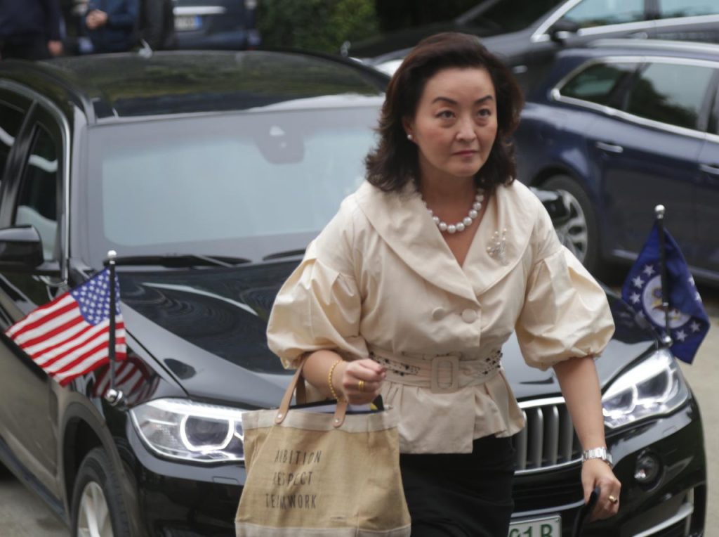 Një ditë pas retorikës antiamerikane në mitingun e Berishës, ambasadorja Kim tregon historinë e policit që u përlot përballë Bejkerit Një ditë pas retorikës antiamerikane në mitingun e Berishës, ambasadorja Kim tregon historinë e policit që u përlot përballë Bejkerit