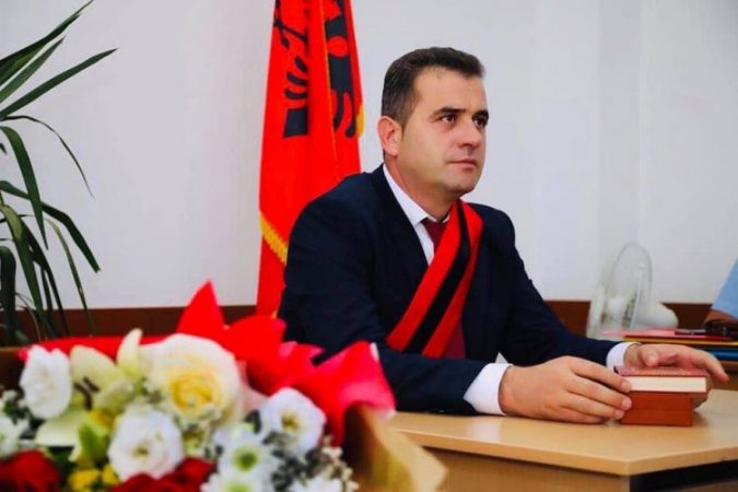 Skandalet e SPAK! Merr të pandehur kryebashkiakun socialist për ligjin e dekriminalizimit! Nuk ka treguar dënimin si emigrant në Greqi se ka rrahur pronarin për pagën Skandalet e SPAK! Merr të pandehur kryebashkiakun socialist për ligjin e dekriminalizimit! Nuk ka treguar dënimin si emigrant në Greqi se ka rrahur pronarin për pagën