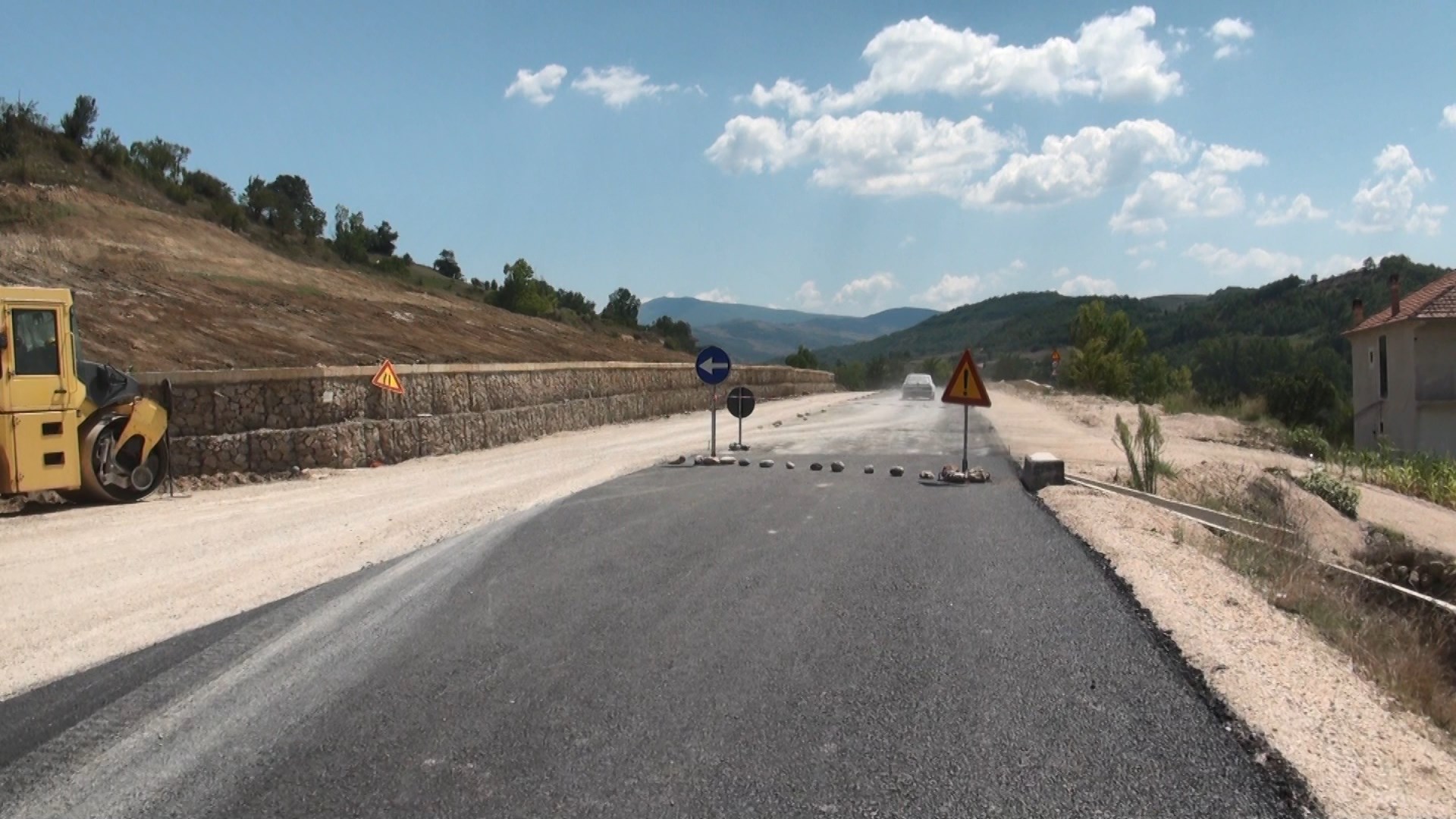 Si janë tallur qeveritë e Nanos, Berishës dhe Ramës me rrugët e Shqipërisë?! Si janë tallur qeveritë e Nanos, Berishës dhe Ramës me rrugët e Shqipërisë?!