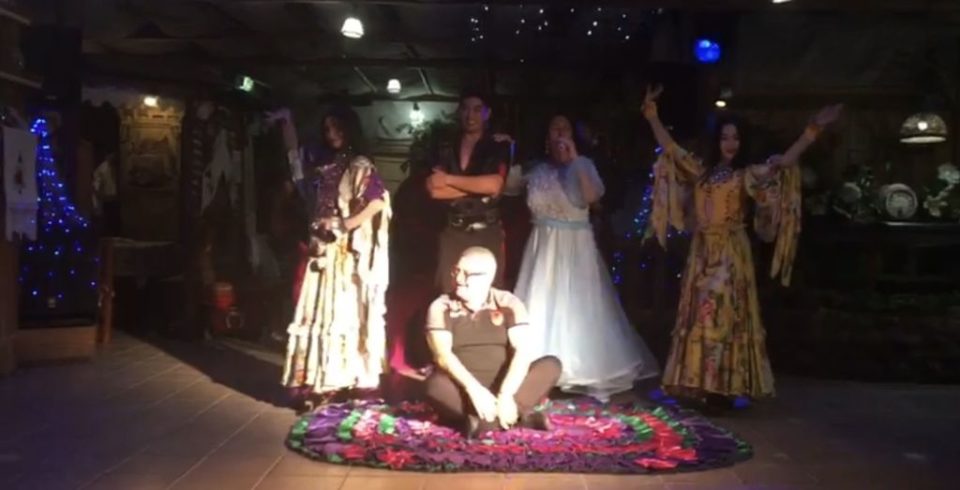 VIDEO/ Fshati digjet kurse Federata krihet! Balerina, alkol, para: Dëfrehet Armando Duka me simbolet e kombëtares në udhëtime jashtë pas humbjes VIDEO/ Fshati digjet kurse Federata krihet! Balerina, alkol, para: Dëfrehet Armando Duka me simbolet e kombëtares në udhëtime jashtë pas humbjes